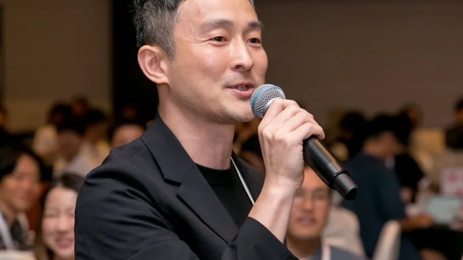 話している人物のイメージ